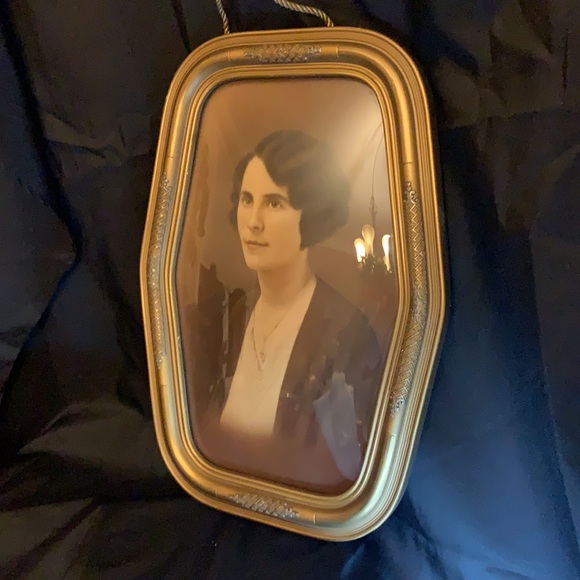 Antique convex bubble glass frame gold and silver tone with portrait of a woman - Picture 12 of 14